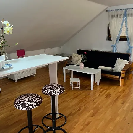 Queen Apartment *